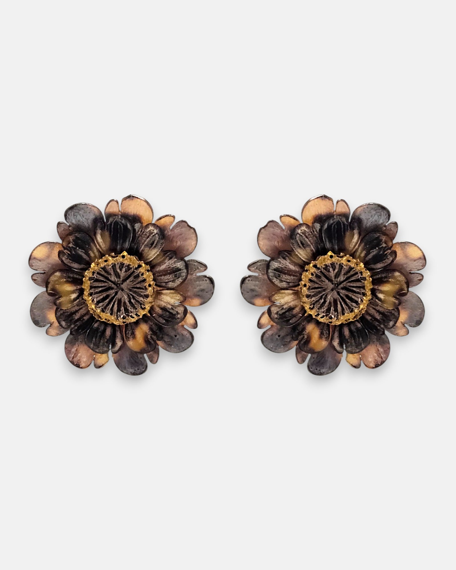 Pareja de pendientes de clip de diseño francés en forma de estrella abstracta de Ciléa Paris, mostrando su color rojo escarlata brillante y botón central mate.