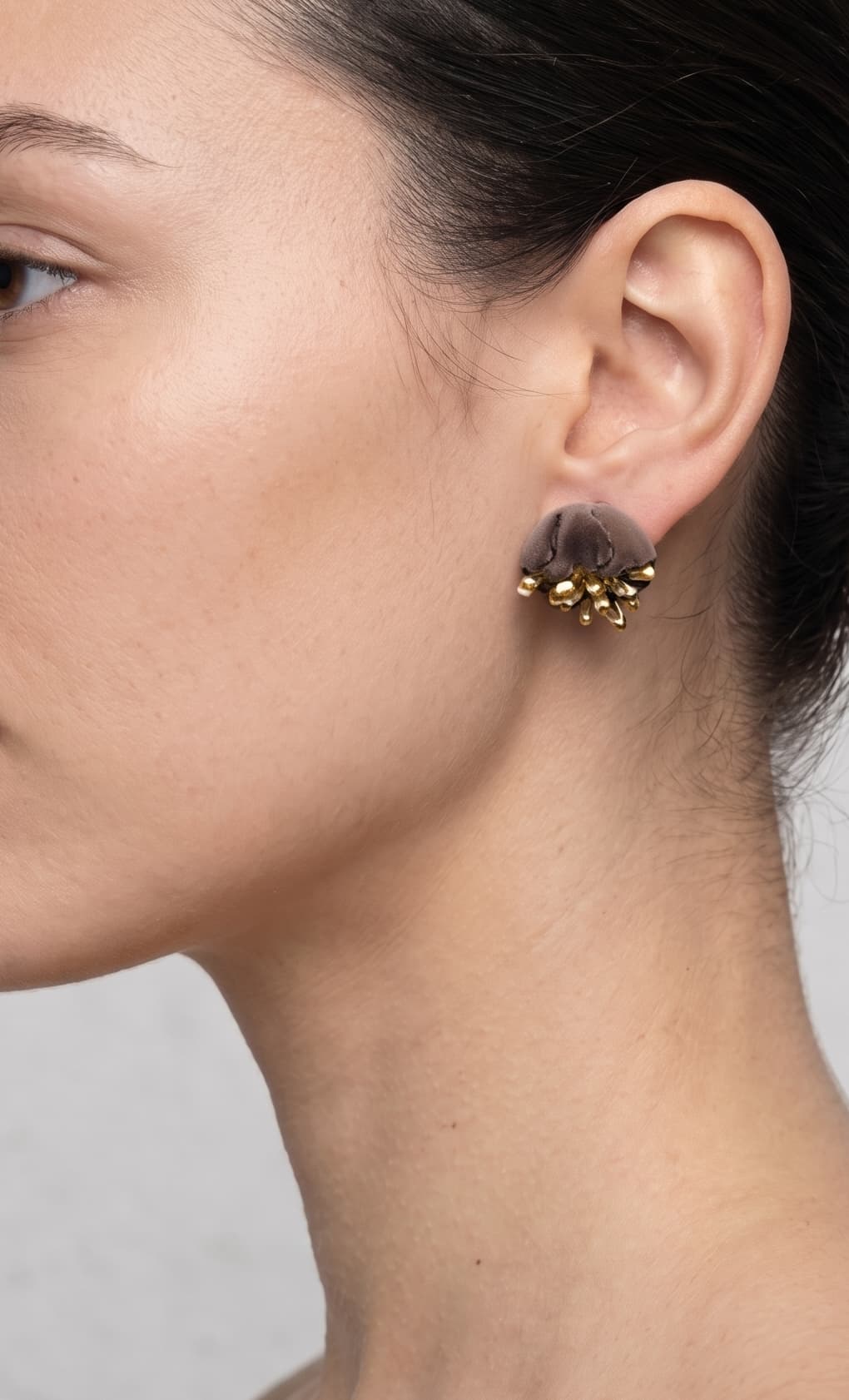 Vista de perfil de los pendientes de concha azul de Ciléa Paris colocados en una modelo, detallando su tamaño compacto y cómo asientan sobre el lóbulo.
