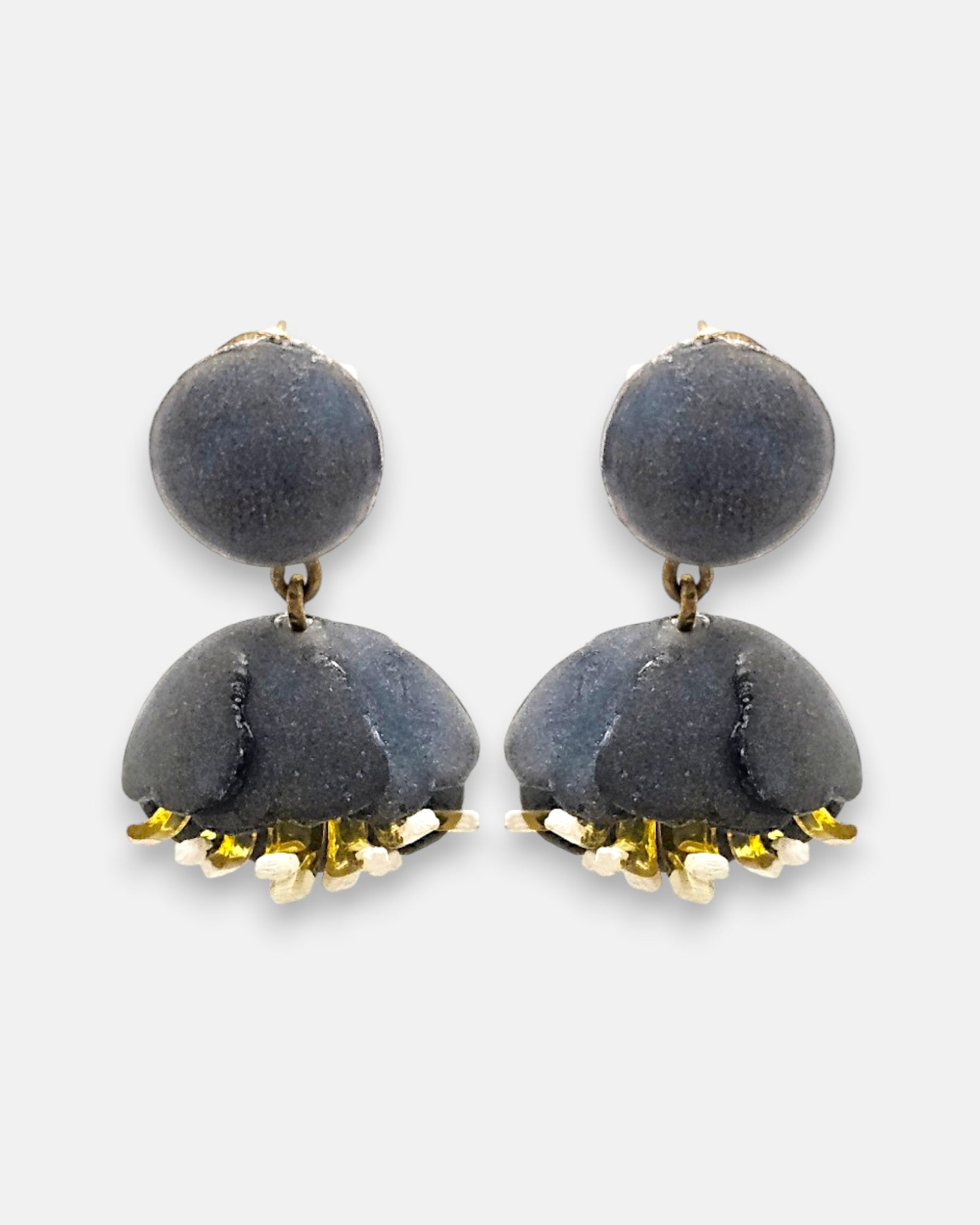 Pareja de pendientes en forma de concha marina de Ciléa Paris, mostrando su color rosa pastel satinado y sus detalles texturizados en tono crema.