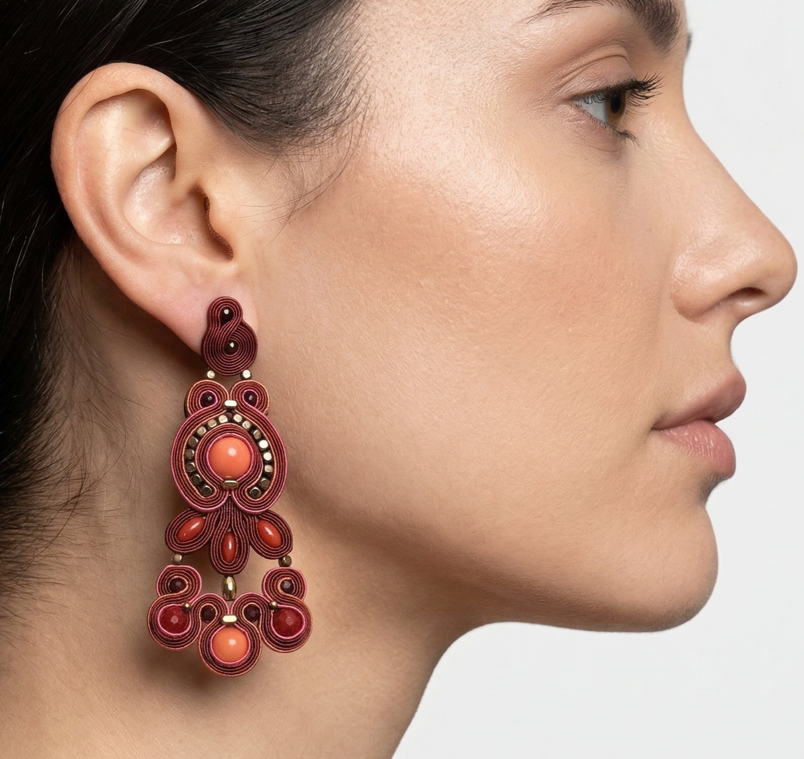 Mujer luciendo los pendientes Royal Tartán, resaltando su tamaño y cómo armonizan con los tonos de piel.