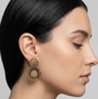 Mujer luciendo los pendientes Cretone Ámbar, destacando su elegancia y cómo iluminan el rostro con un estilo moderno.