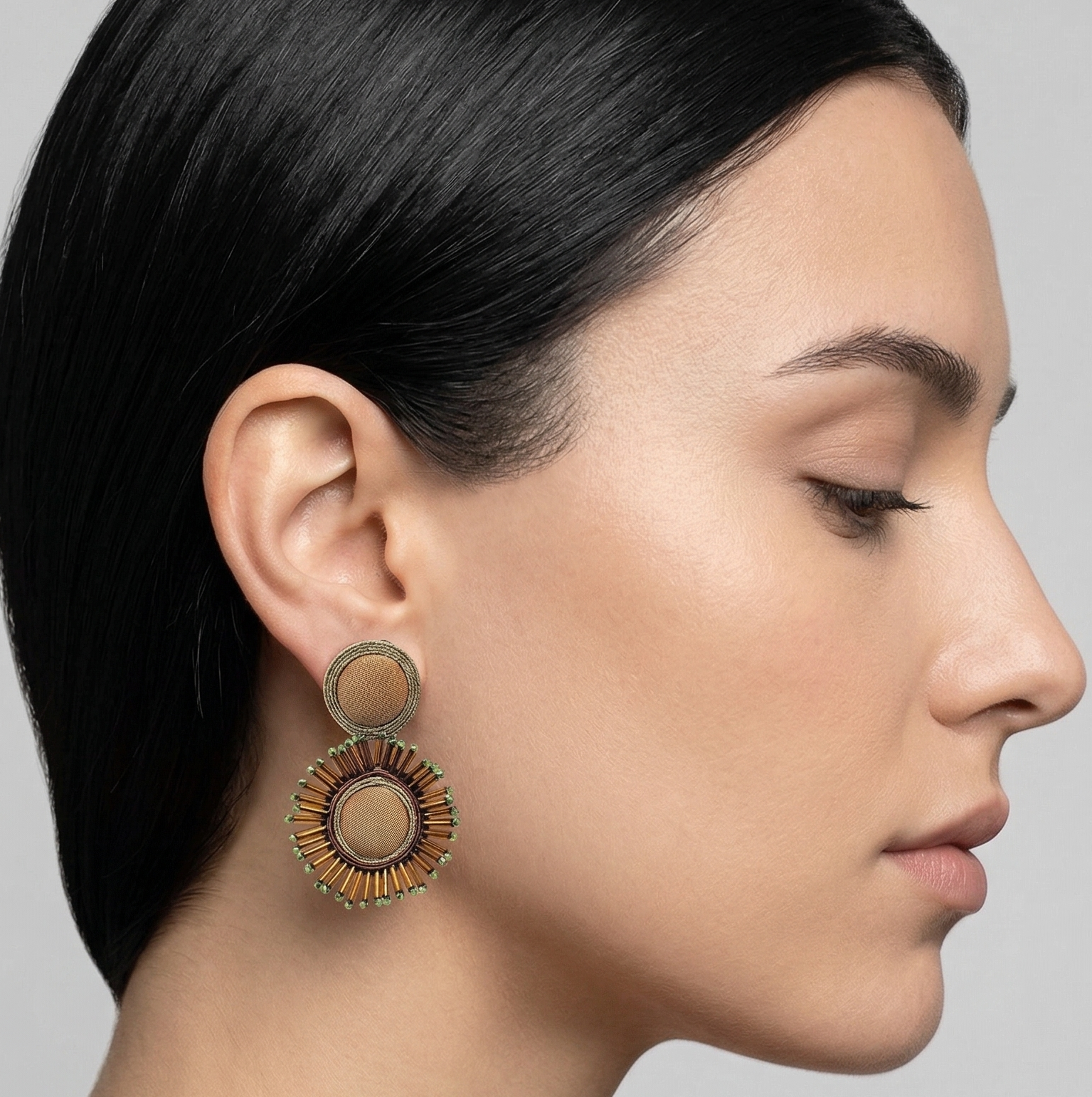 Mujer luciendo los pendientes Cretone Ámbar, destacando su elegancia y cómo iluminan el rostro con un estilo moderno.