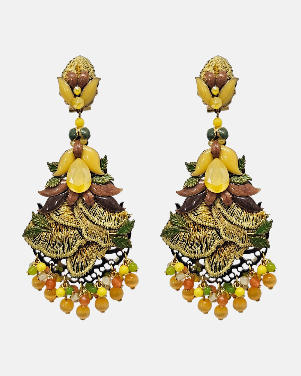 Pareja de pendientes Dublos con bordado de espiga en hilo de oro, hojas esmaltadas y cascada de piedras naturales multicolores.