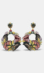 Pareja de pendientes Dublos circulares con bordado de seda floral en tonos malva y granate sobre fondo gris claro.