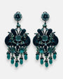Pareja de pendientes de fiesta grandes Palacio de Mármara de Dublos, mostrando su diseño de lágrima calada en azul marino con flecos de cristales azul cobalto.