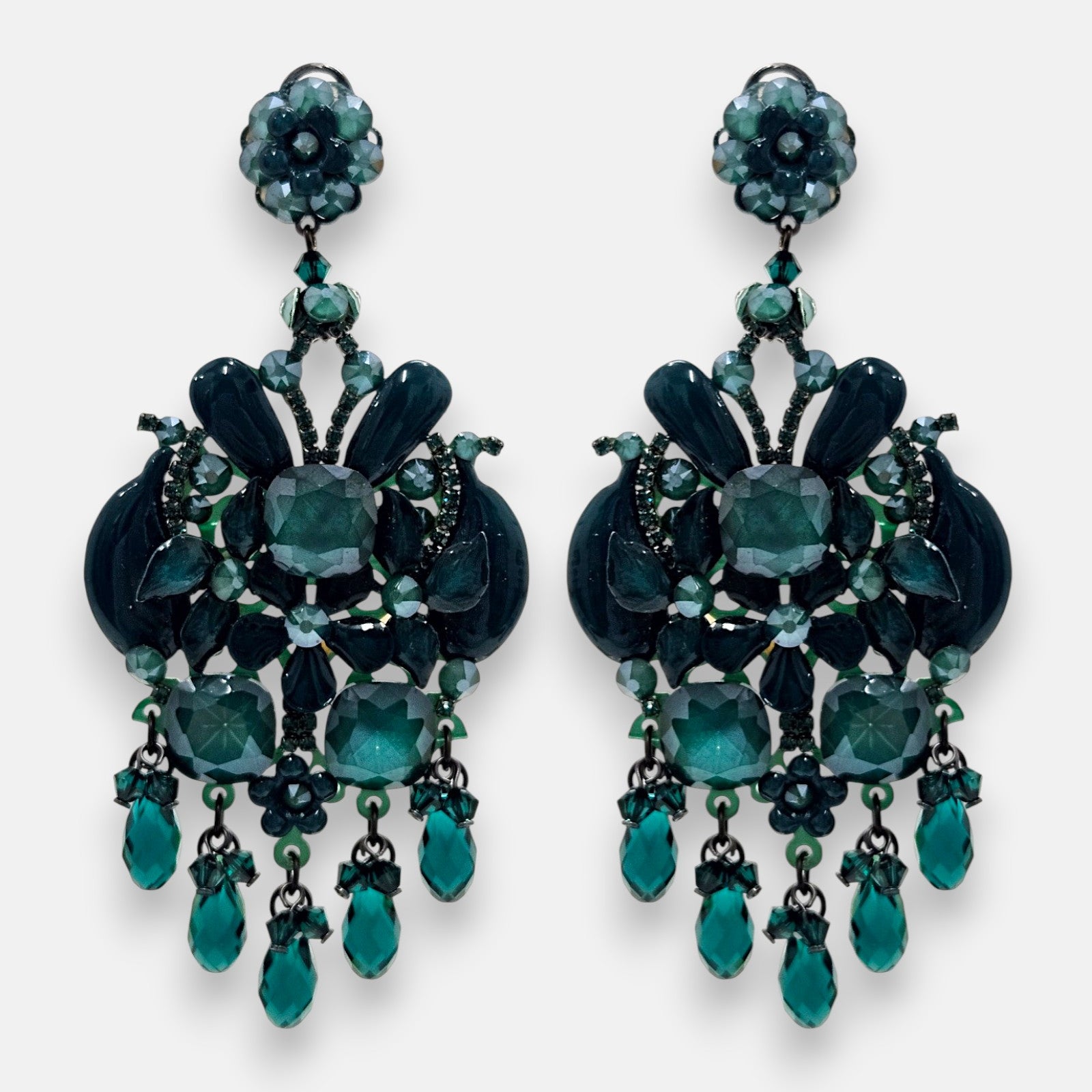 Pareja de pendientes de fiesta grandes Palacio de Mármara de Dublos, mostrando su diseño de lágrima calada en azul marino con flecos de cristales azul cobalto.
