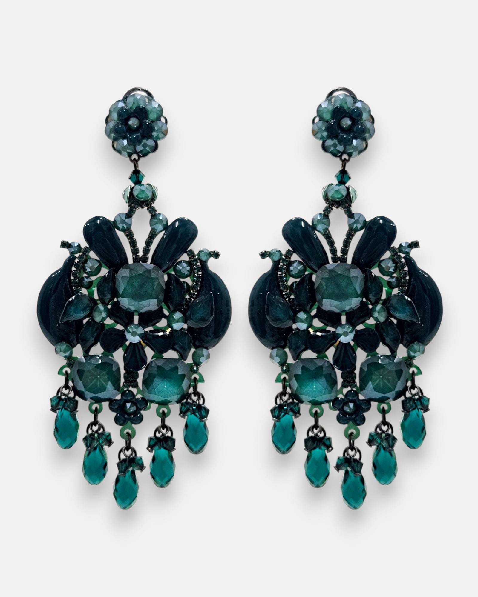 Pareja de pendientes de fiesta grandes Palacio de Mármara de Dublos, mostrando su diseño de lágrima calada en azul marino con flecos de cristales azul cobalto.