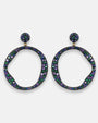 Pareja de aros orgánicos Bohemme Océano de silueta irregular en plata envejecida con pavé de circonitas azules y verdes sobre