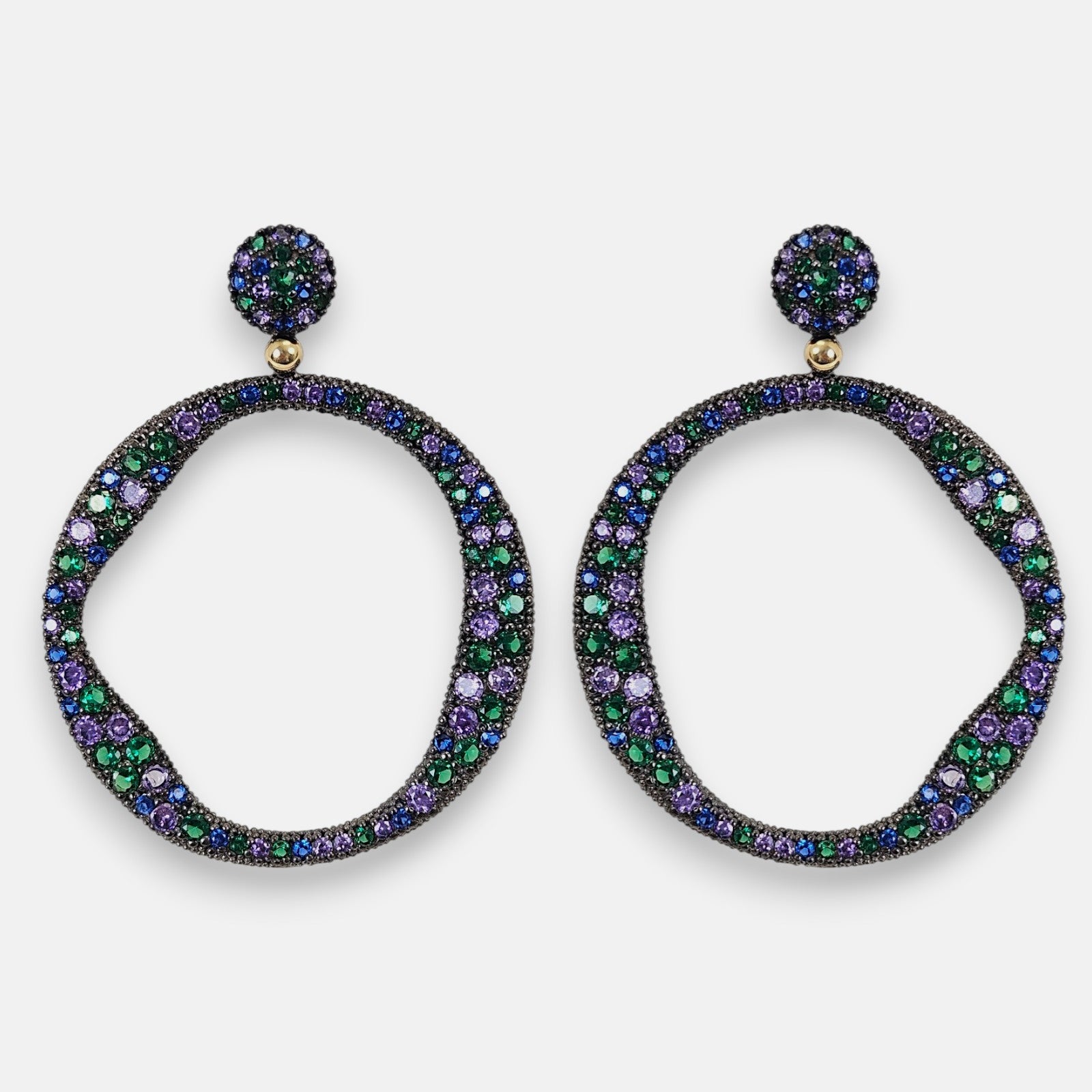 Pareja de aros orgánicos Bohemme Océano de silueta irregular en plata envejecida con pavé de circonitas azules y verdes sobre