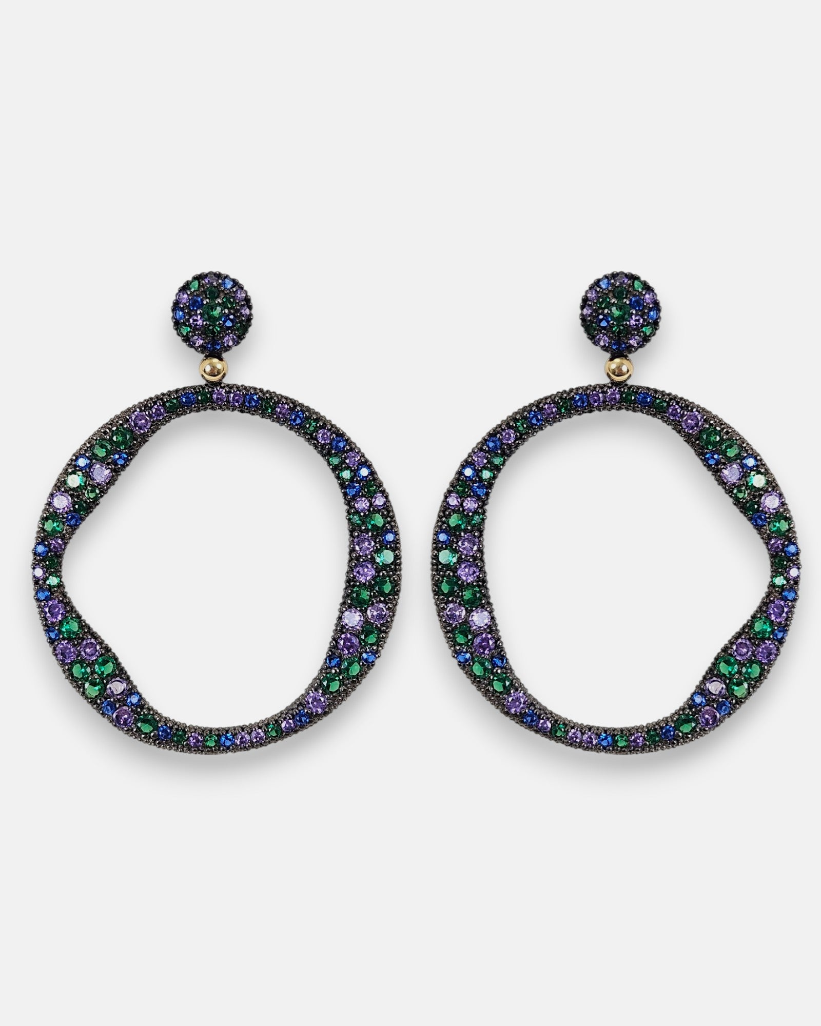 Pareja de aros orgánicos Bohemme Océano de silueta irregular en plata envejecida con pavé de circonitas azules y verdes sobre