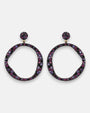 Pareja de pendientes de aro orgánicos Bohemme Atardecer en plata envejecida con pavé de circonitas rosas y púrpuras sobre fondo blanco.