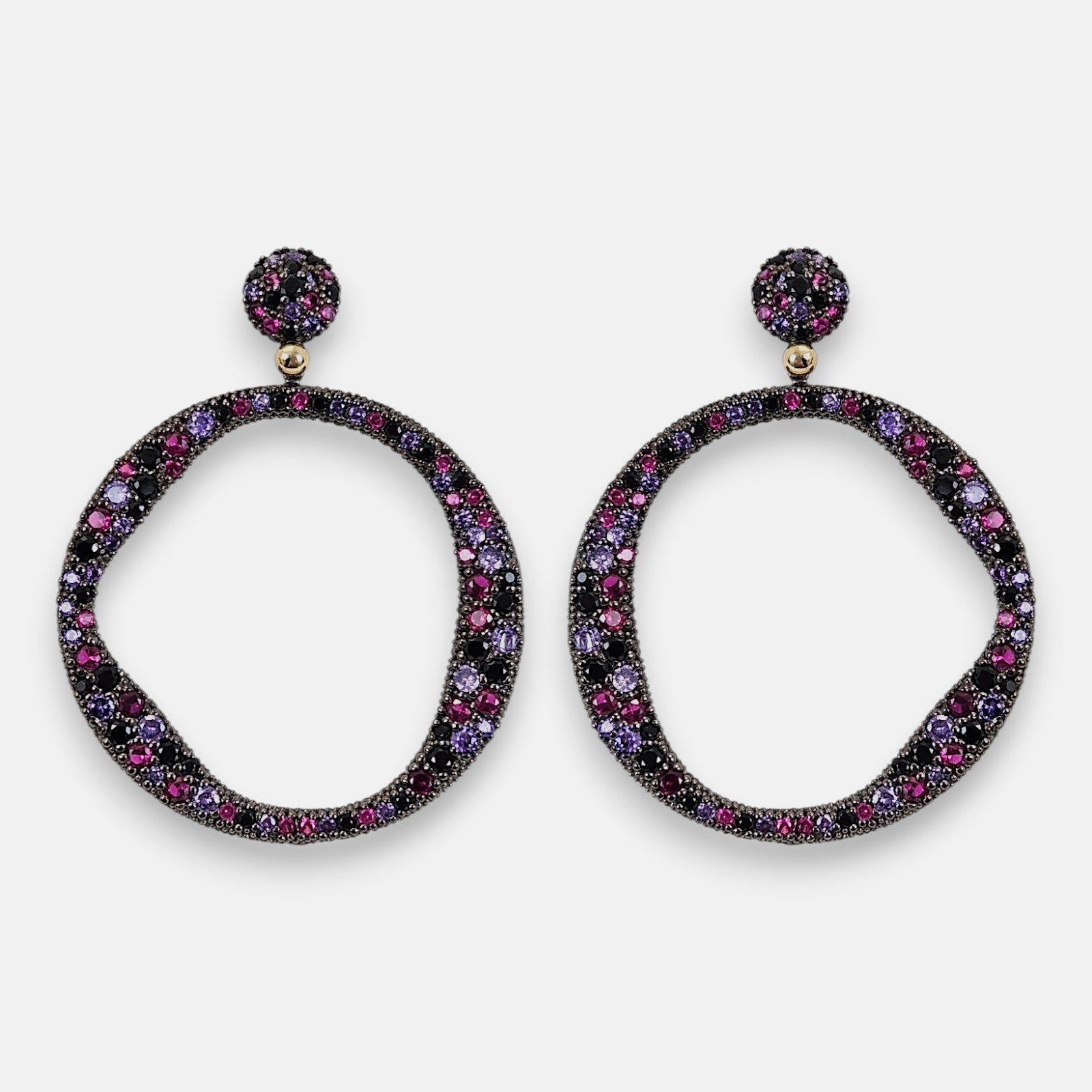 Pareja de pendientes de aro orgánicos Bohemme Atardecer en plata envejecida con pavé de circonitas rosas y púrpuras sobre fondo blanco.
