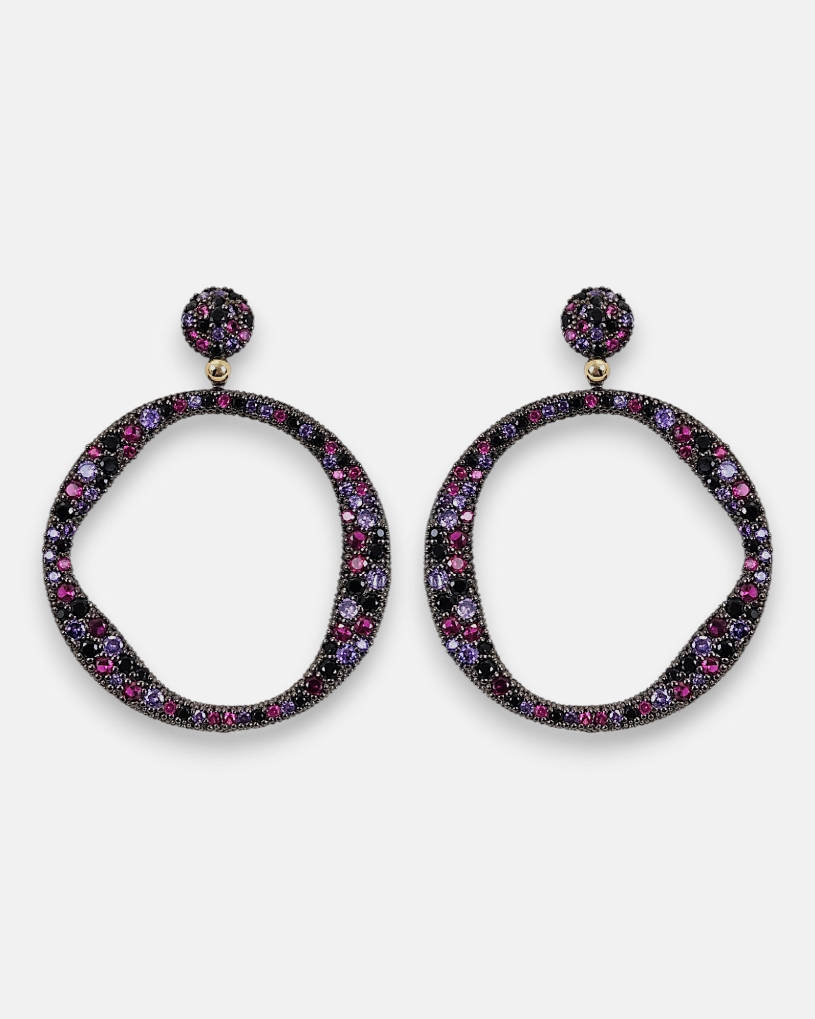 Pareja de pendientes de aro orgánicos Bohemme Atardecer en plata envejecida con pavé de circonitas rosas y púrpuras sobre fondo blanco.