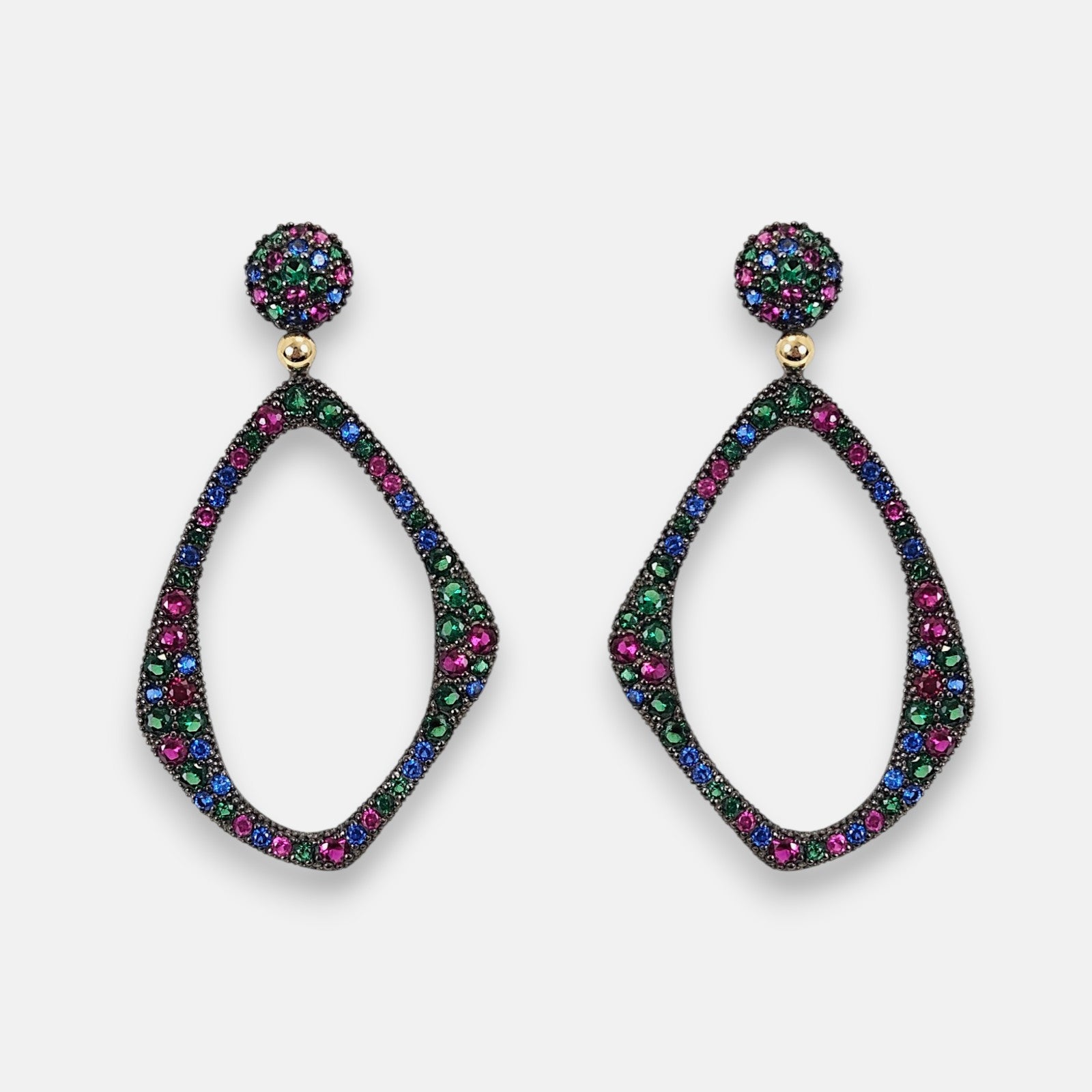 Pareja de pendientes statement Bohemme Musa en plata envejecida con pavé de circonitas azules, verdes y rosas.