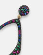 Primer plano del engaste artesanal de las circonitas de colores y el detalle dorado en el pendiente Bohemme.