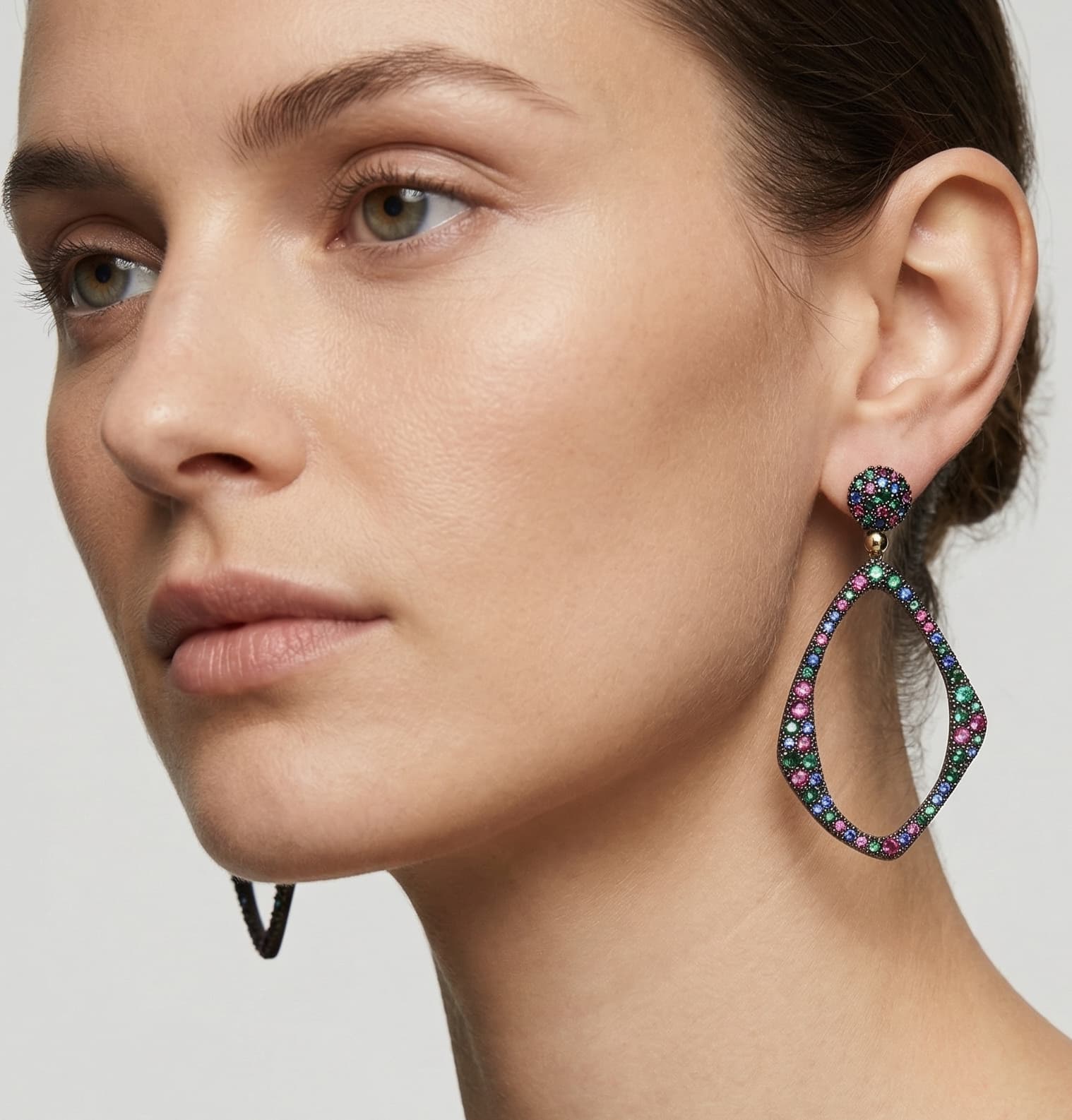 Mujer luciendo los pendientes Bohemme Musa, resaltando su diseño orgánico y el brillo tricolor de las piedras.