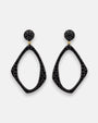 Pareja de pendientes maxi Bohemme Midnight Aura con silueta geométrica y piedras negras sobre fondo blanco.