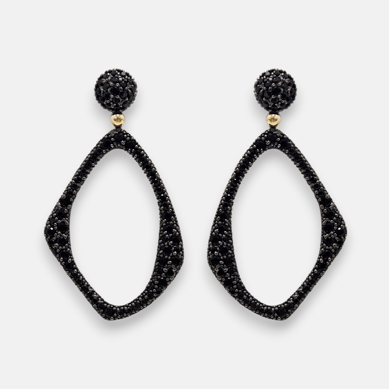 Pareja de pendientes maxi Bohemme Midnight Aura con silueta geométrica y piedras negras sobre fondo blanco.