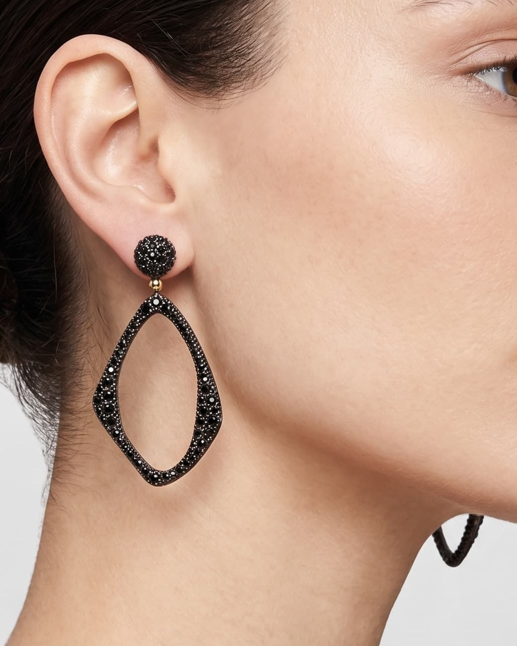 Mujer luciendo los pendientes largos Bohemme Midnight Aura, resaltando su tamaño maxi y elegancia nocturna.