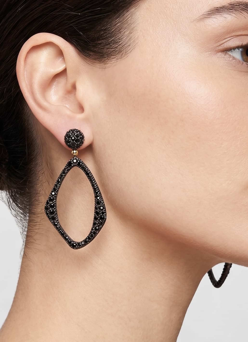 Mujer luciendo los pendientes largos Bohemme Midnight Aura, resaltando su tamaño maxi y elegancia nocturna.