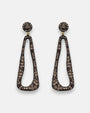 Pareja de pendientes largos trapezoidales Bohemme con pavé de circonitas champagne y plata oxidada.