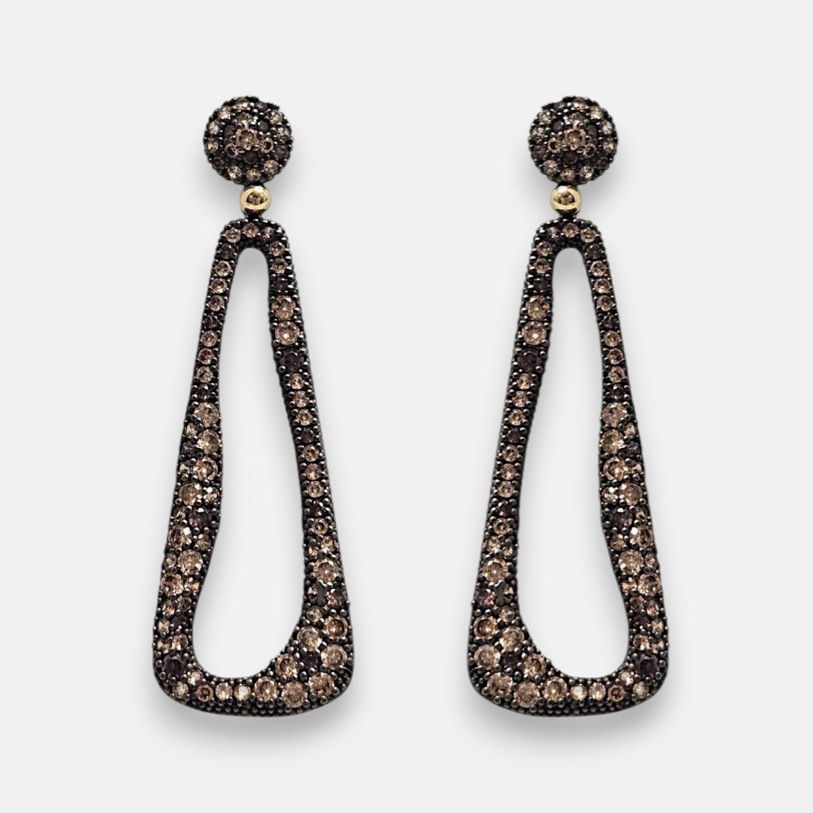 Pareja de pendientes largos trapezoidales Bohemme con pavé de circonitas champagne y plata oxidada.