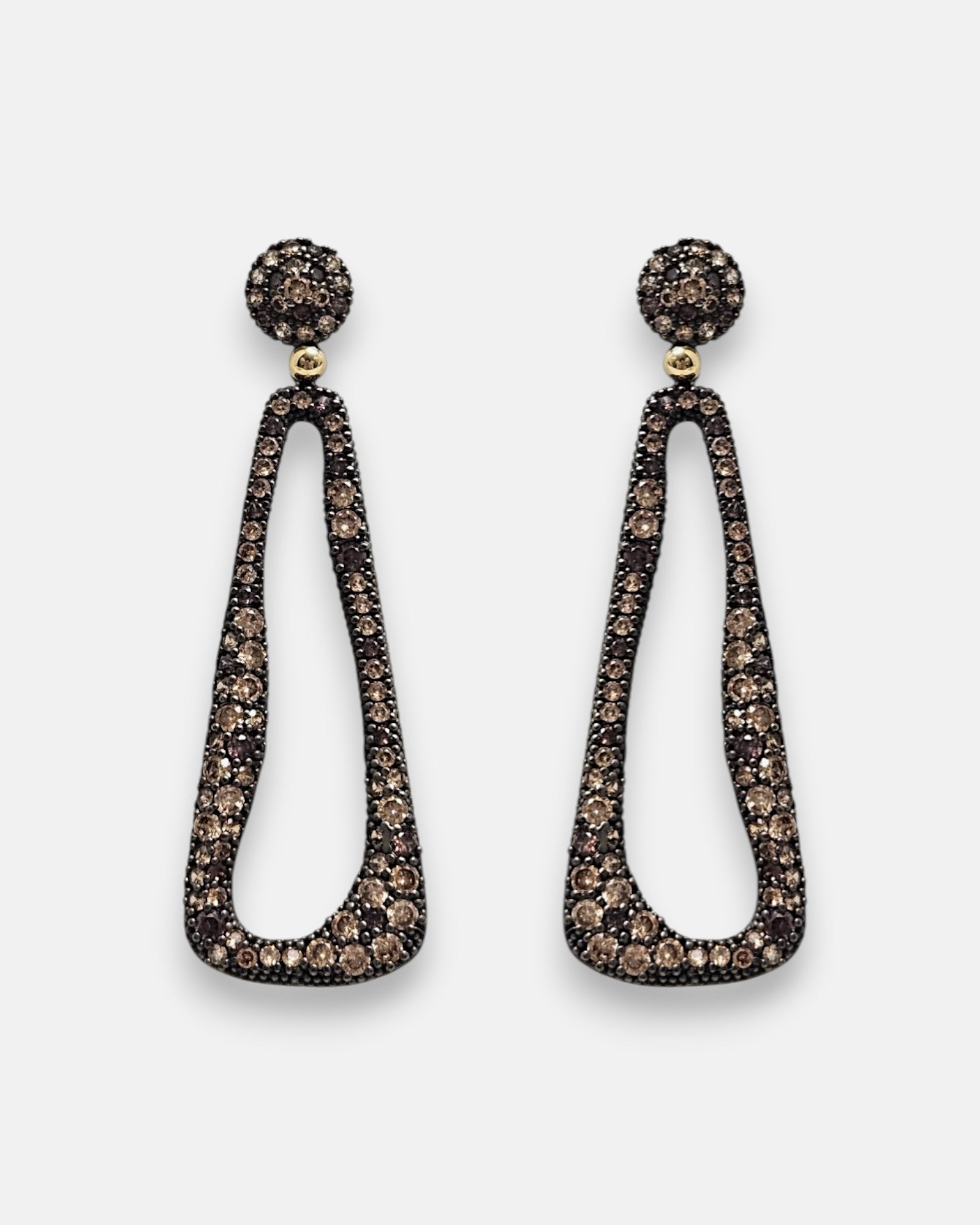 Pareja de pendientes largos trapezoidales Bohemme con pavé de circonitas champagne y plata oxidada.