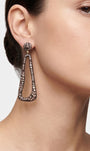 Mujer luciendo los pendientes largos Bohemme Ethereal, destacando su silueta estilizada y brillo cálido.