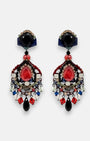 Par de pendientes largos Dublos estilo "chandelier" con mosaico de cristales en rojo y tonos oscuros sobre fondo neutro.