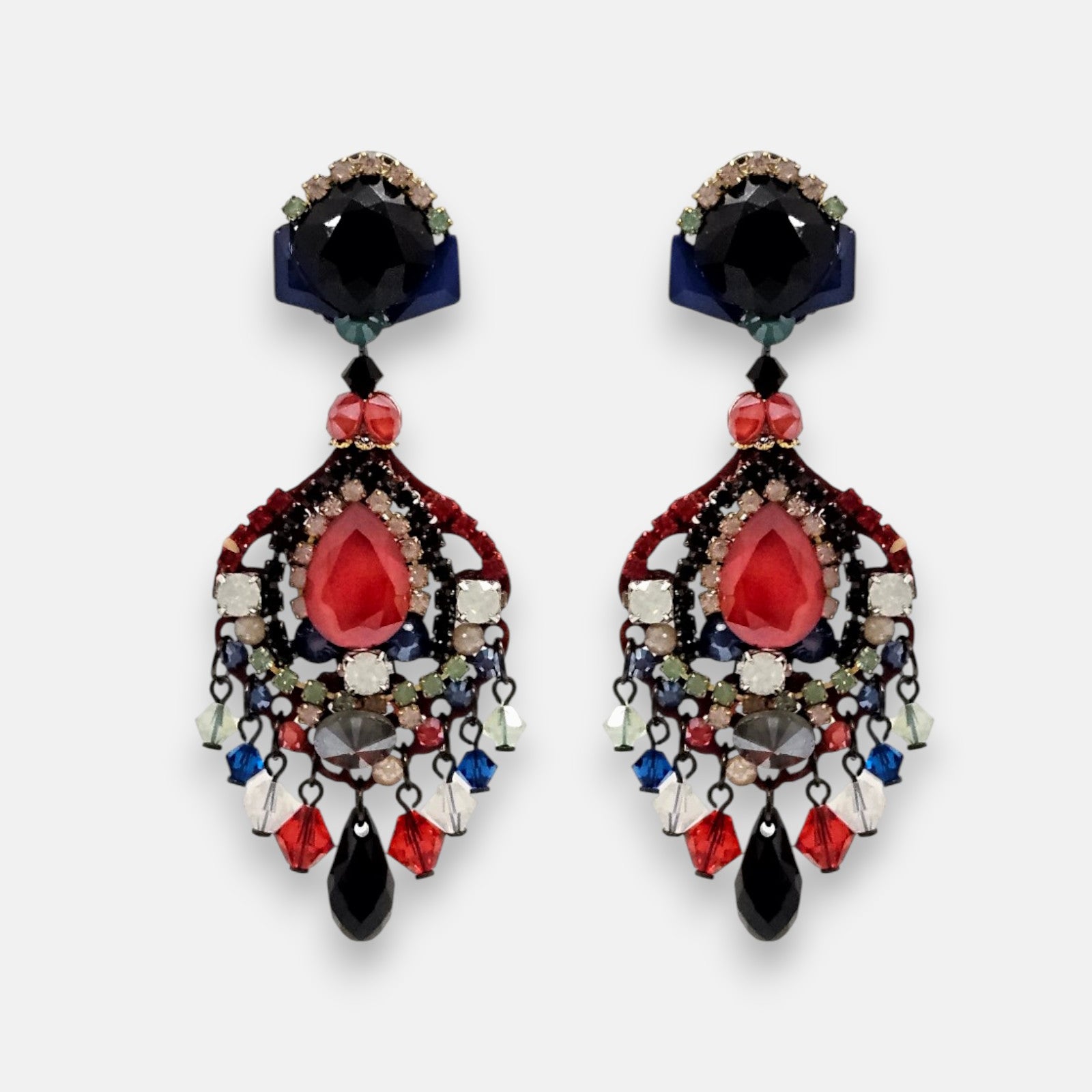 Par de pendientes largos Dublos estilo "chandelier" con mosaico de cristales en rojo y tonos oscuros sobre fondo neutro.