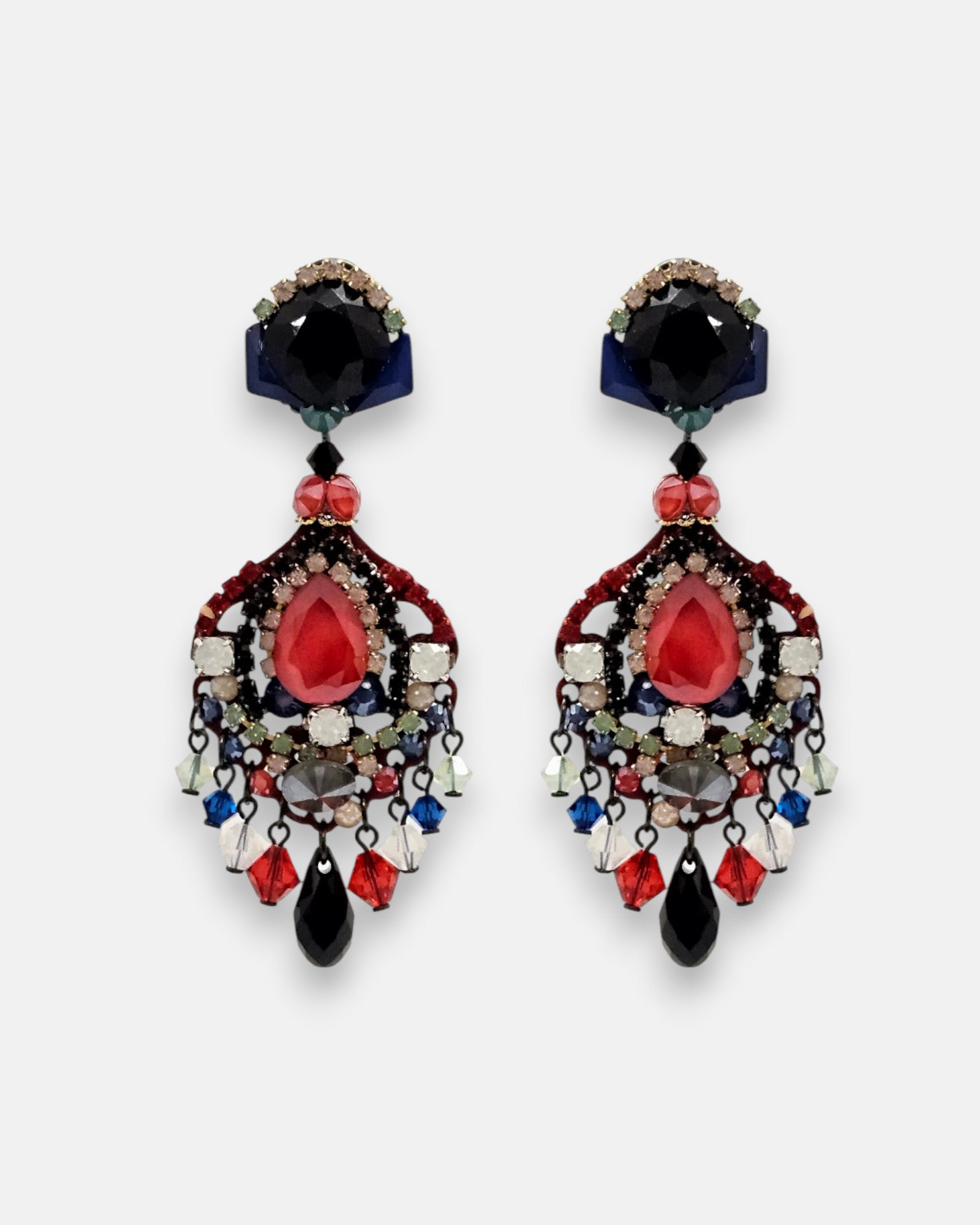 Par de pendientes largos Dublos estilo "chandelier" con mosaico de cristales en rojo y tonos oscuros sobre fondo neutro.
