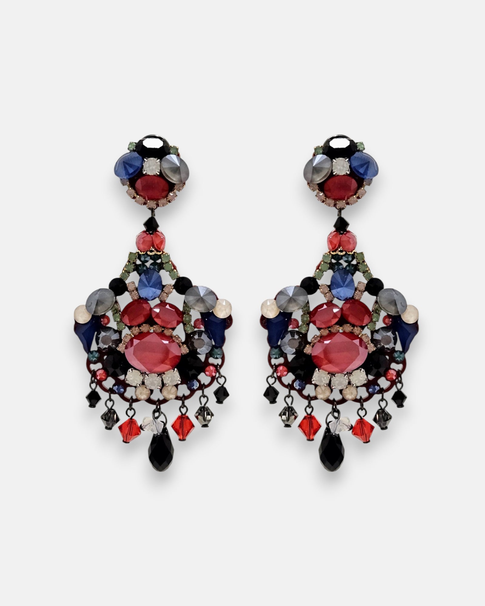 Par de pendientes largos Dublos estilo "chandelier" con mosaico de cristales en rojo, azul y tonos ahumados sobre fondo neutro.