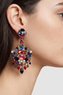 Primer plano de perfil de mujer luciendo los pendientes Dublos, resaltando la forma intrincada y el brillo intenso de los cristales.
