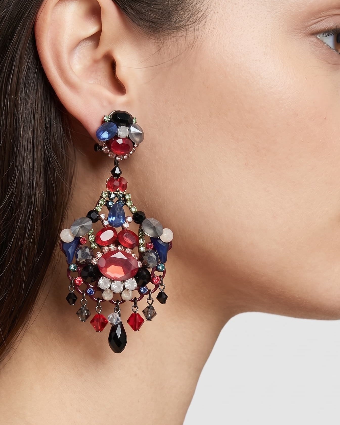 Primer plano de perfil de mujer luciendo los pendientes Dublos, resaltando la forma intrincada y el brillo intenso de los cristales.