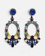 Pendiente Candelabro Multicolor de Dublos, apreciando el botón azul zafiro, el aro ovalado de gemas multicolores y las lágrimas colgantes.