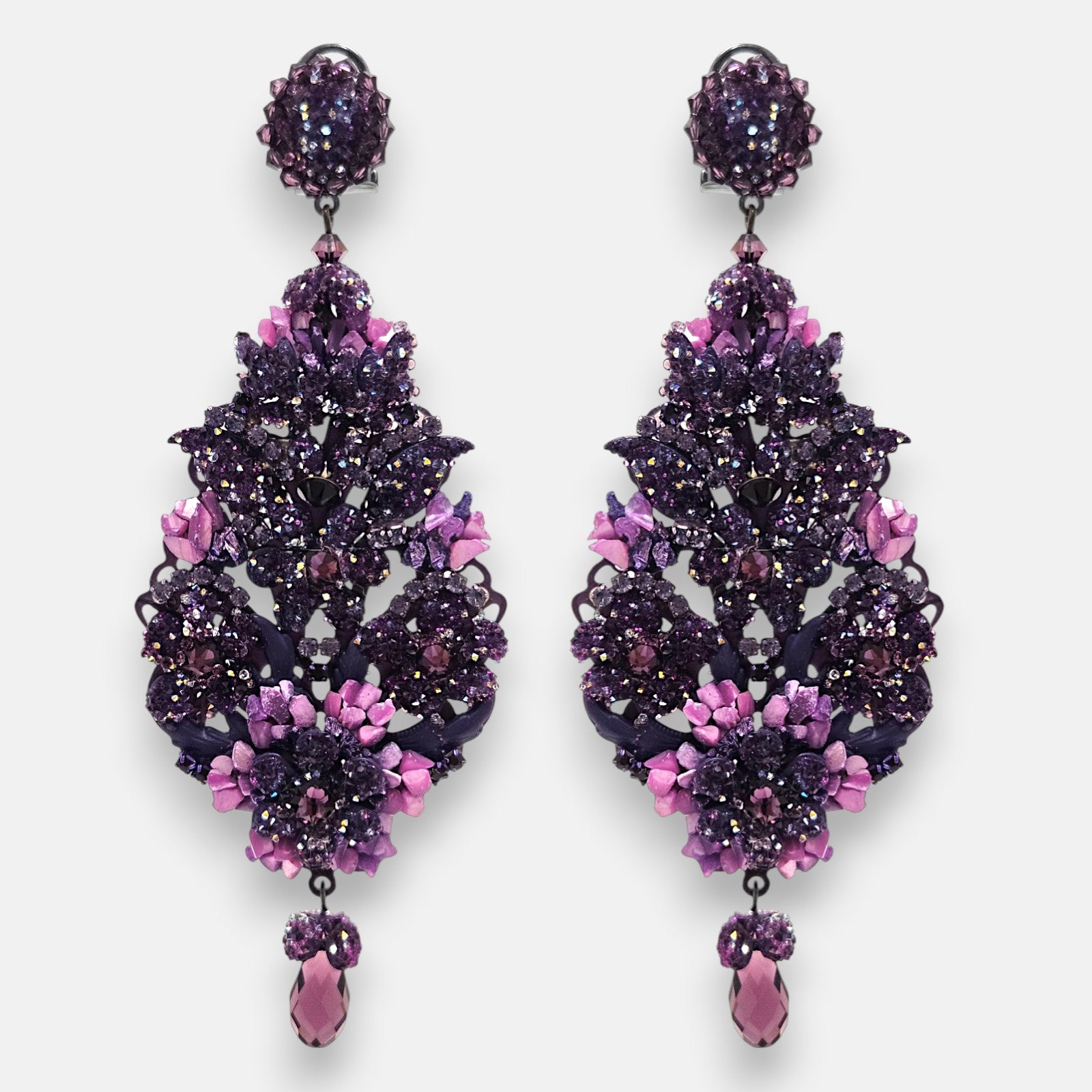 Pareja de pendientes de fiesta grandes Señorío de Sintra de Dublos, mostrando su diseño de lágrima barroca con flores rosa viejo, hojas verde menta y lágrimas colgantes.