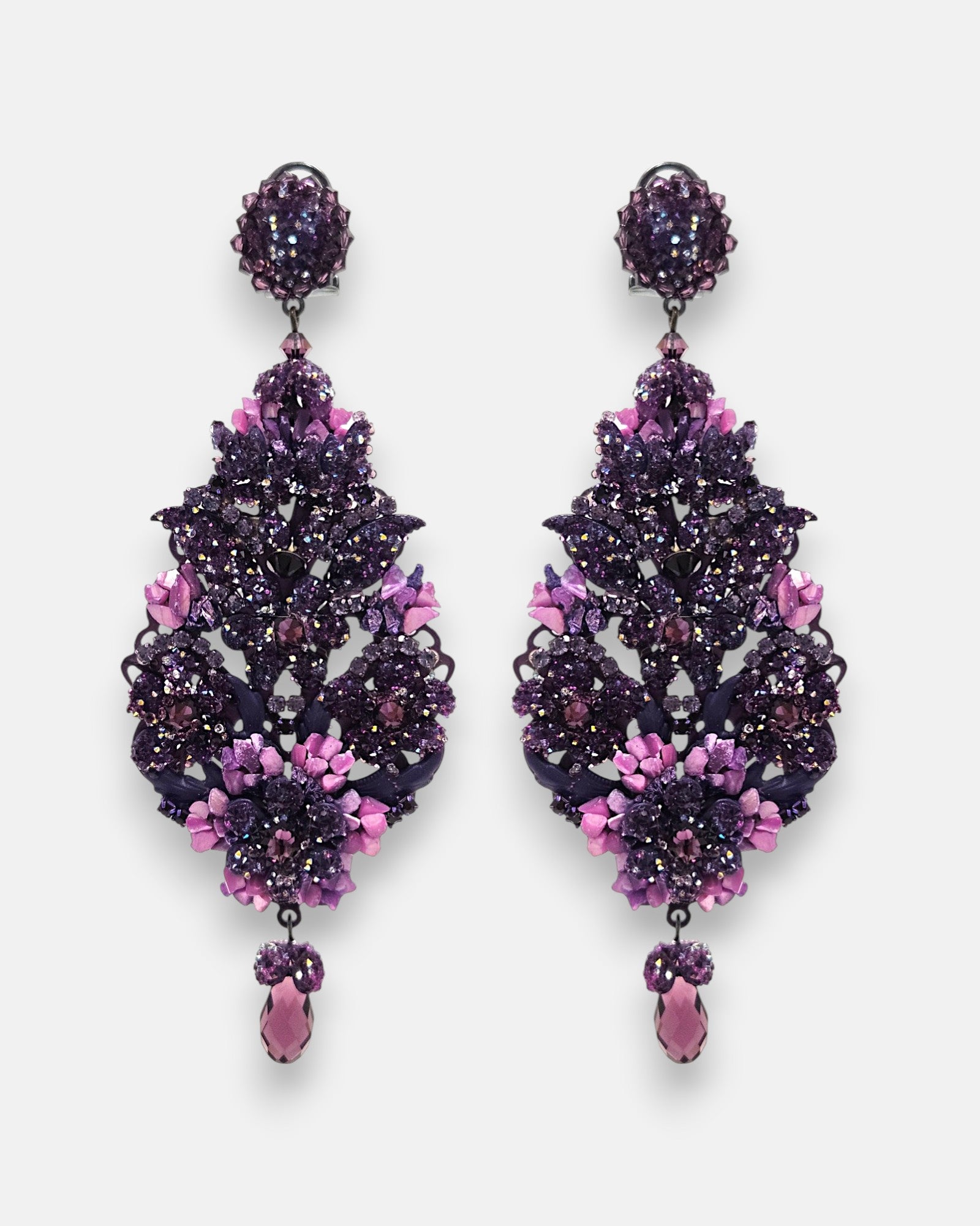 Pareja de pendientes de fiesta grandes Señorío de Sintra de Dublos, mostrando su diseño de lágrima barroca con flores rosa viejo, hojas verde menta y lágrimas colgantes.