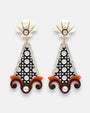 Pareja de pendientes grandes de Gissa Bicalho con cuerpo calado negro tipo rejilla cannage, base de volutas naranja y marrón con perla, y botón superior nácar con cristal.