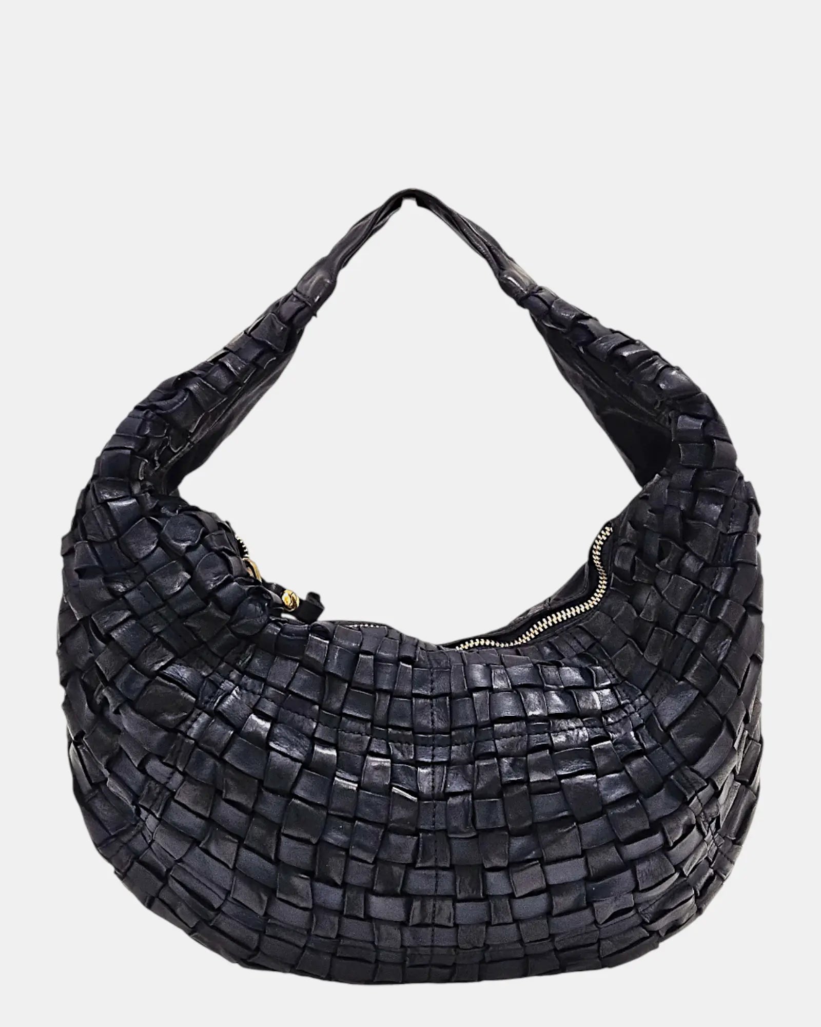 Bolso negro tejido de piel con cremallera, diseño moderno de Sanci sobre fondo blanco