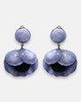 Pareja de pendientes de diseño francés en forma de hoja tropical calada de Ciléa Paris, mostrando su color negro azabache esmaltado y brillante.