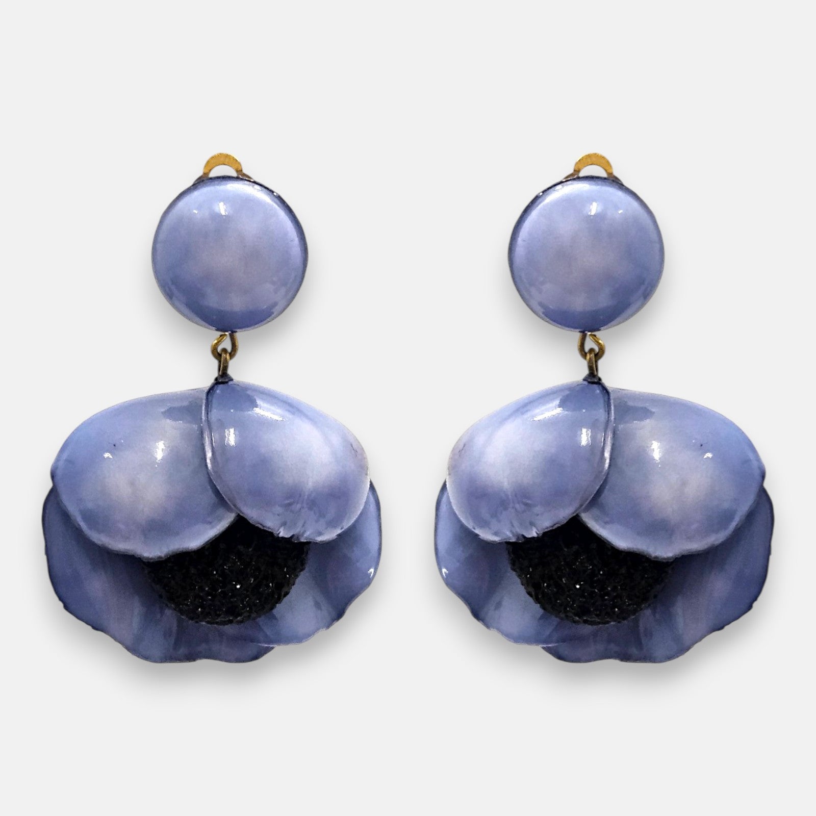 Pareja de pendientes de diseño francés en forma de hoja tropical calada de Ciléa Paris, mostrando su color negro azabache esmaltado y brillante.