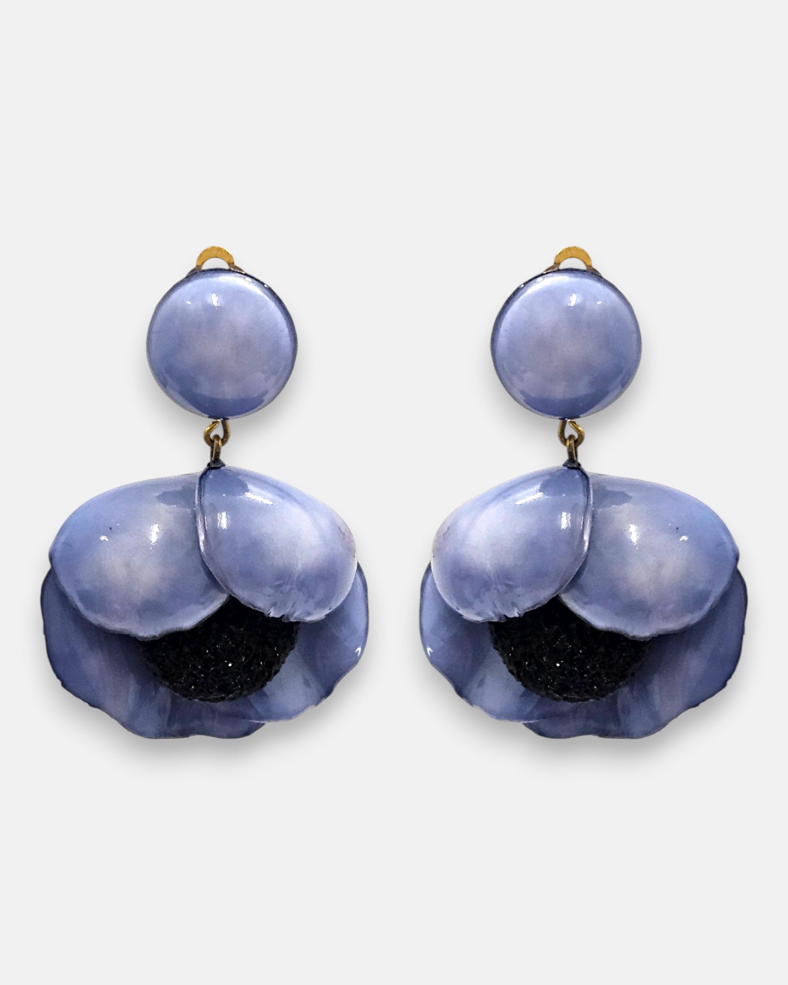 Pareja de pendientes de diseño francés en forma de hoja tropical calada de Ciléa Paris, mostrando su color negro azabache esmaltado y brillante.