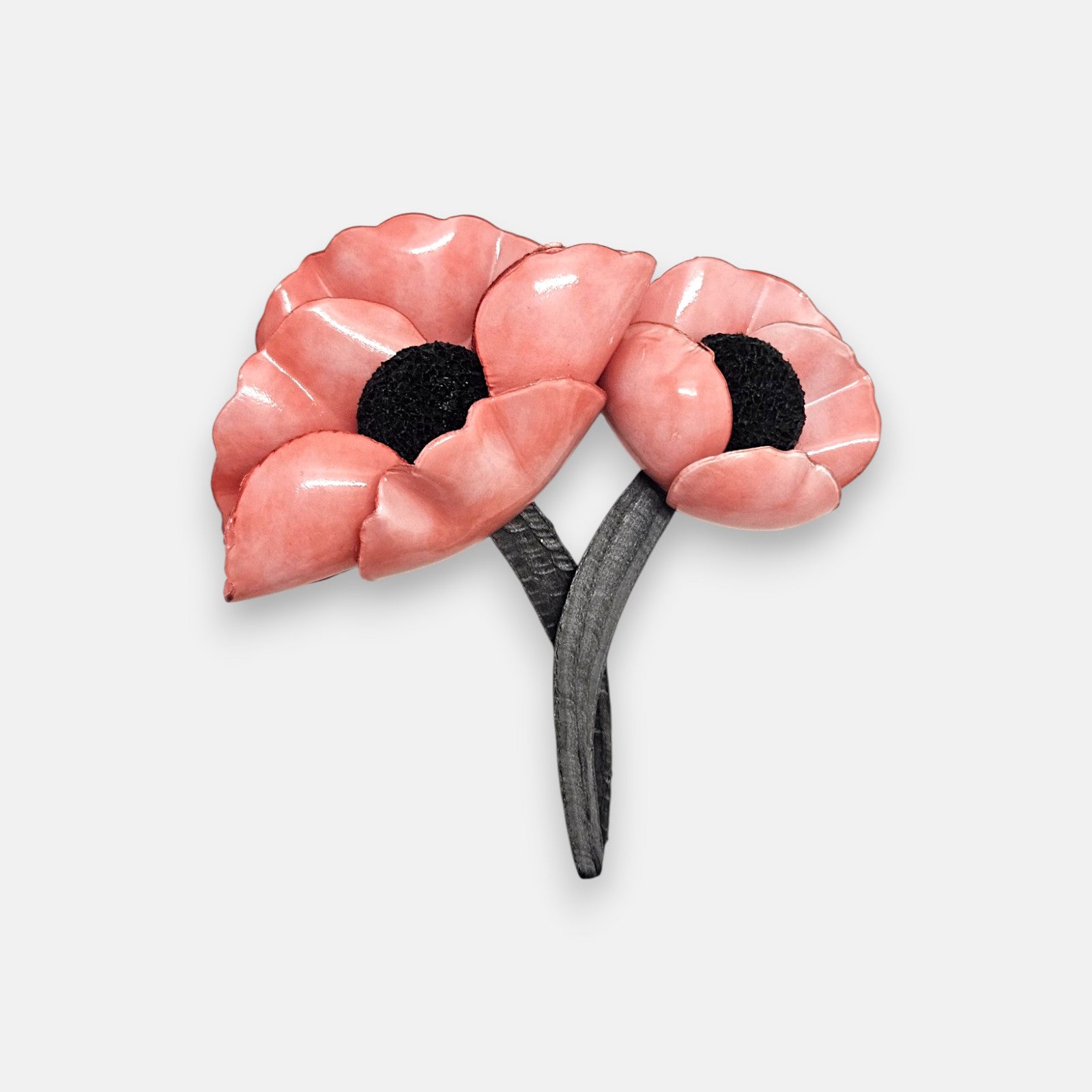 Gran broche maxi en forma de flor anémona de Ciléa Paris, mostrando sus pétalos rojo escarlata brillantes y su grueso centro texturizado en negro.