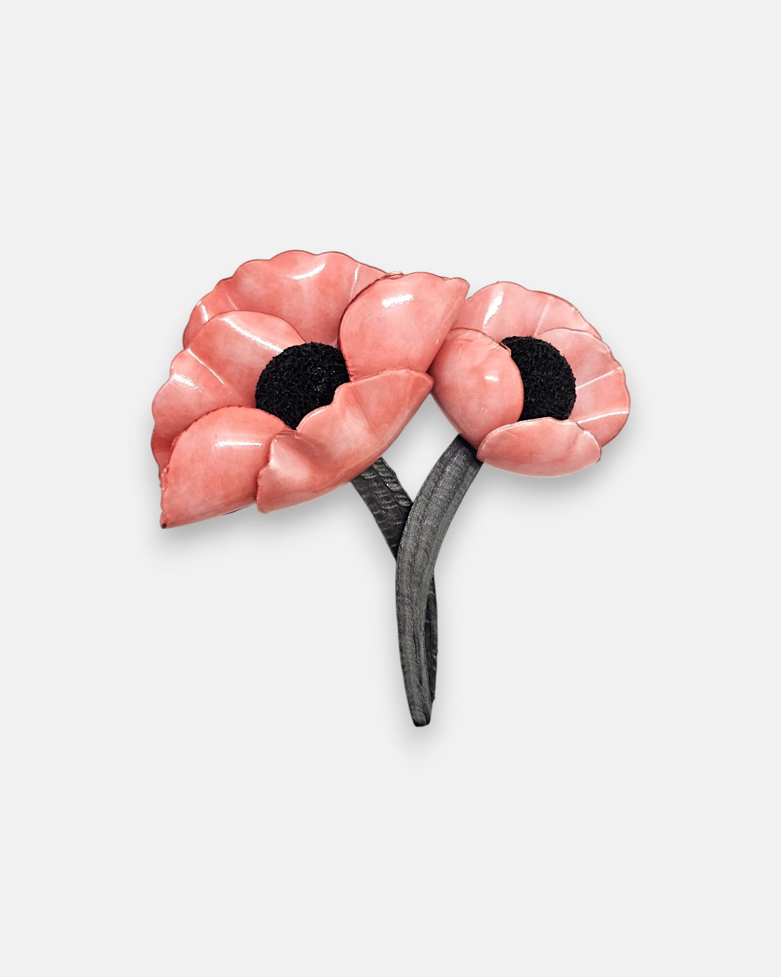Gran broche maxi en forma de flor anémona de Ciléa Paris, mostrando sus pétalos rojo escarlata brillantes y su grueso centro texturizado en negro.