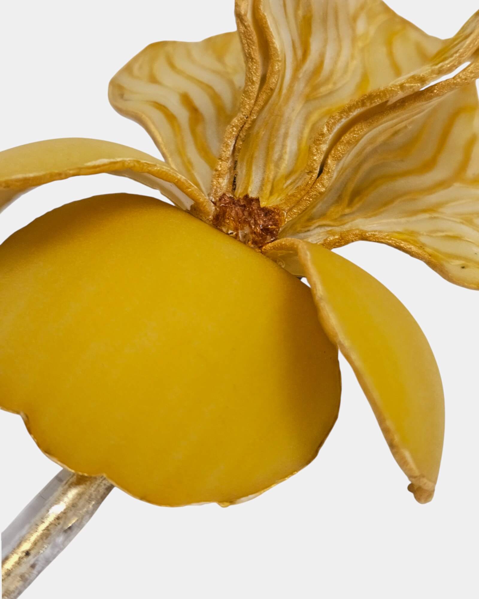 Broche de Lirio Escultórico amarillo