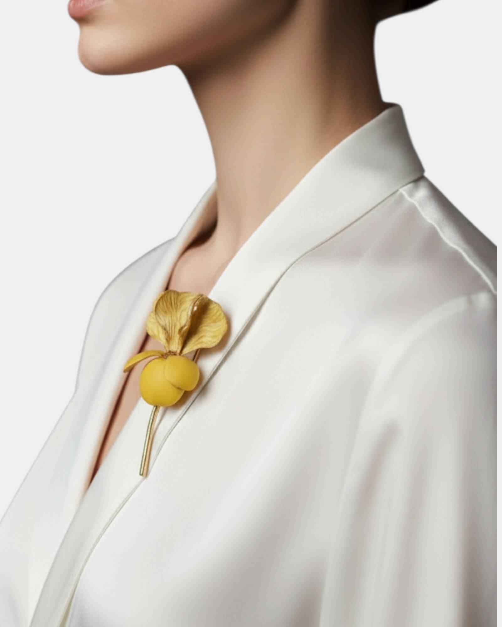 Broche de Lirio Escultórico amarillo