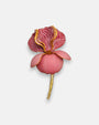Broche de diseño francés en forma de flor iris de Ciléa Paris, mostrando sus pétalos superiores en rosa viejo con vetas doradas, base malva y tallo de oro.