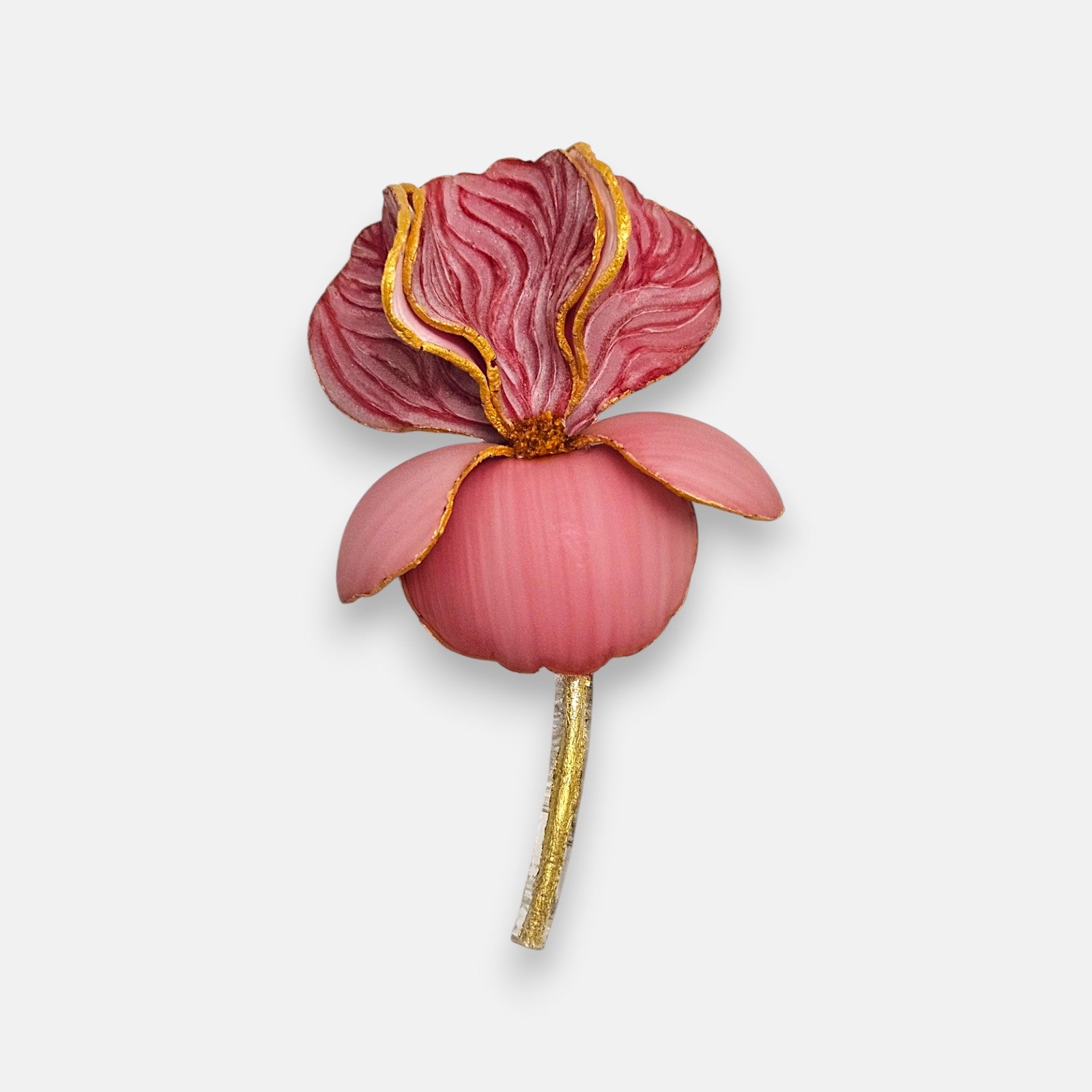 Broche de diseño francés en forma de flor iris de Ciléa Paris, mostrando sus pétalos superiores en rosa viejo con vetas doradas, base malva y tallo de oro.