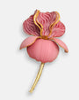 Primer plano macro de la flor artesanal de Ciléa Paris, detallando el relieve de las estrías en rosa viejo satinado y los destellos esmaltados de la base.