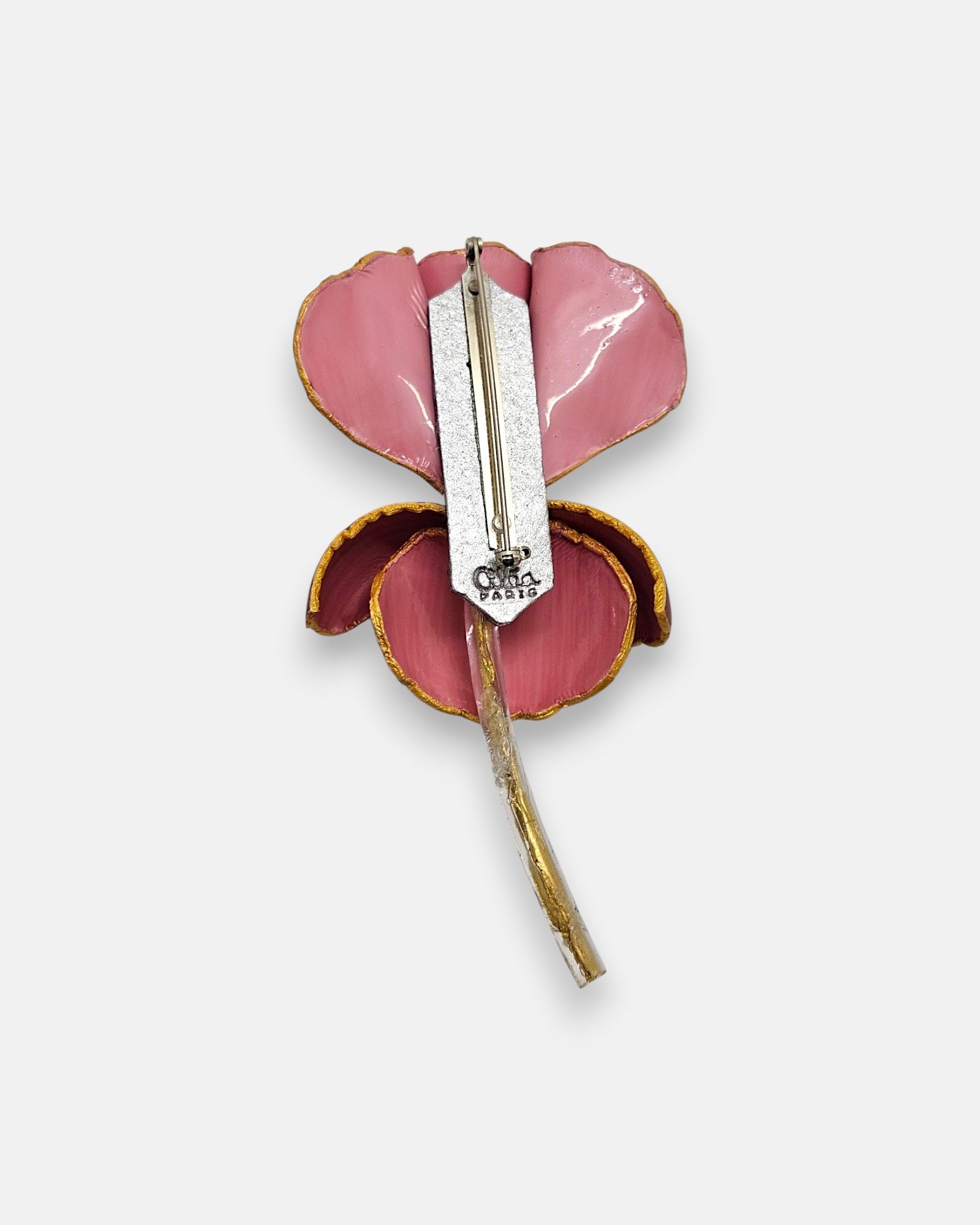 Vista trasera del broche Iris Velours de Ciléa Paris, mostrando el reverso pulido en resina rosa y el mecanismo metálico de alfiler con pestaña de seguridad.